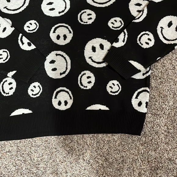 Forever 21 Smiley Sweater - Picture 3 of 4